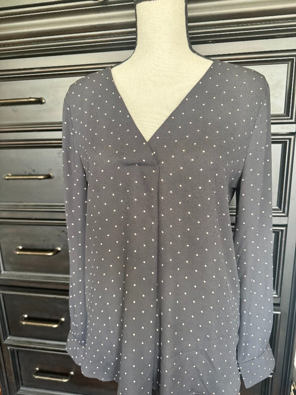 SALE! Ann Taylor Popover V-Neck Charcoal tiny ecru dots M Excellent!
